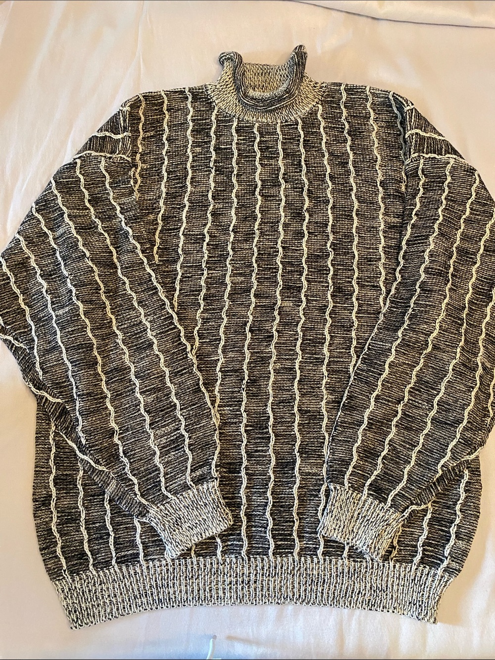 Jaeger Woman’s Black and White Ribbed Mock Neck Sweater L